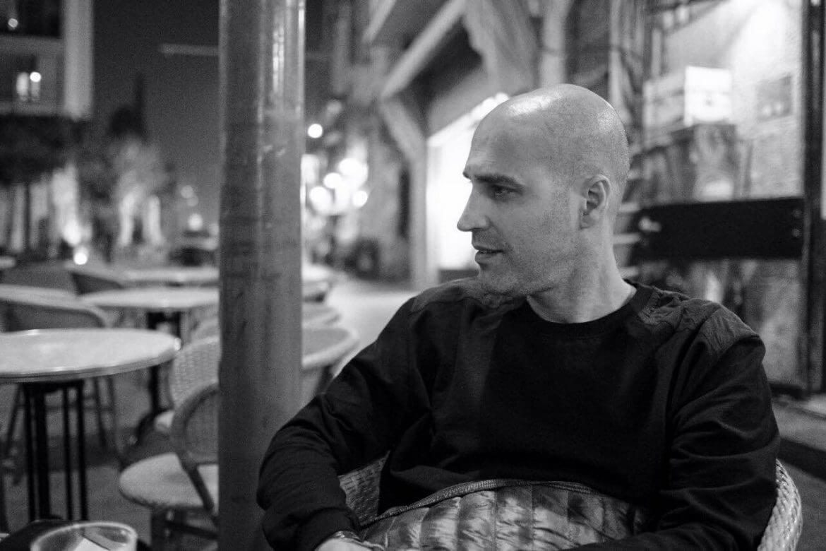 ארז מסניף שופרא שבקניון מלחה יושב בתמונת שחור לבן