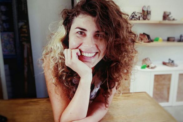 אישה מתבוננת למצלמה באופן ישיר