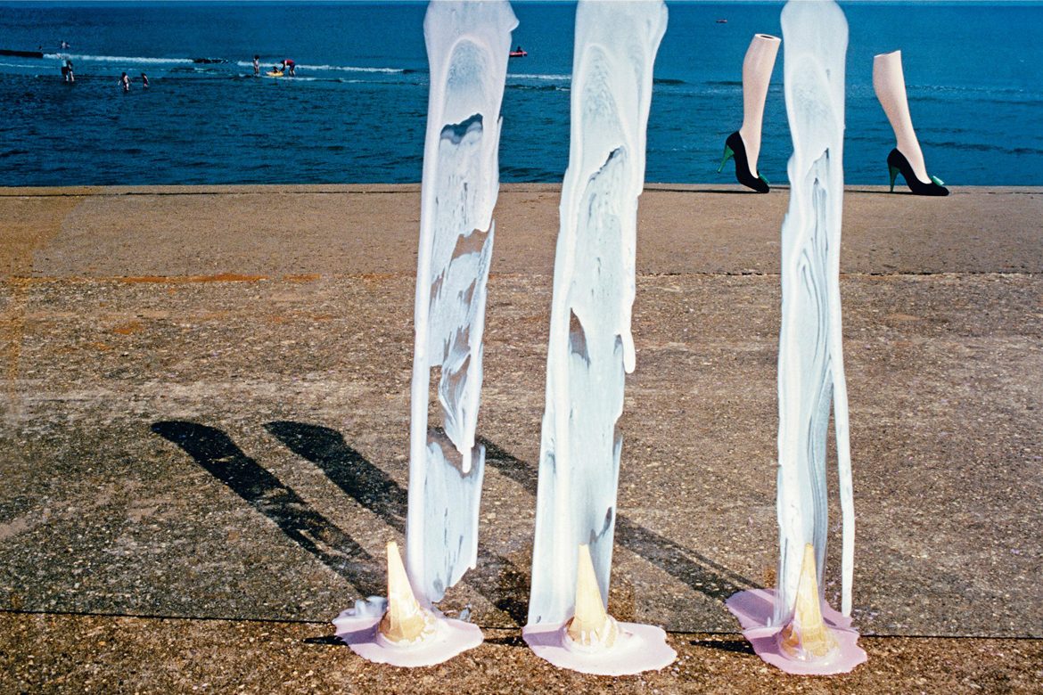 יצירת אמנות של גאי בורדין הקשורה בנעלי עקב שחורות וגביעי גלידה הפוכים