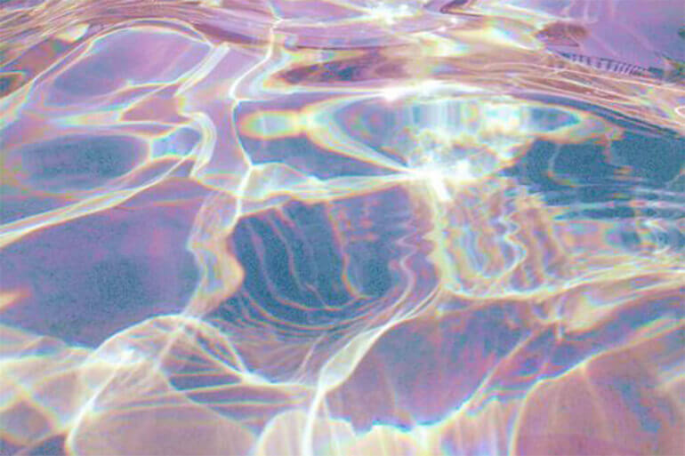 פנטון (Pantone) - השתקפות של צבעי סגול, ורוד וכחול על פני המים