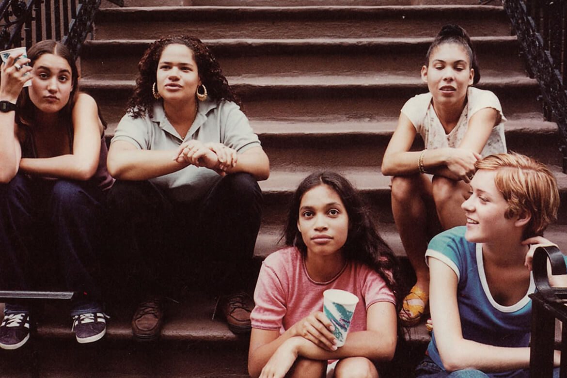גלריה | הסקייטרים של לארי קלארק | Kids-1995 - חמש נערות יושבות על המדרגות, רוזאריו דוסון בחולצה הורודה