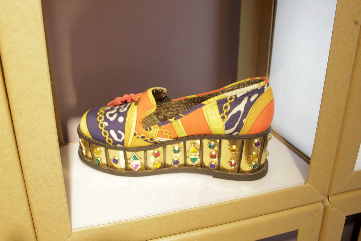 נעל בצבעים שונים ועם אבני חן מוצגת בסניף שופרא