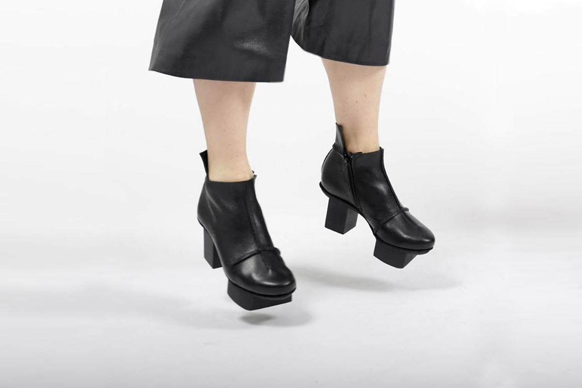 טריפן - נעליים עם פלטפורמות שחורות