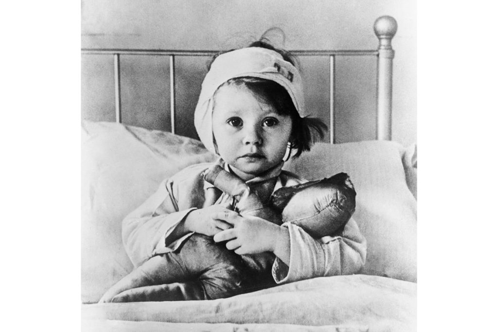 מגזין LIFE, 1940 | פורטרט של איילין דאן בת ה-3, ססיל ביטון